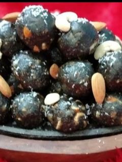 કાળા તલ ગોળ ના લાડુ (Black Til Jaggery Recipe In Gujarati) રેસીપી મુખ્ય ફોટો