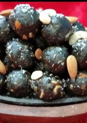 કાળા તલ ગોળ ના લાડુ (Black Til Jaggery Recipe In Gujarati) રેસીપી મુખ્ય ફોટો