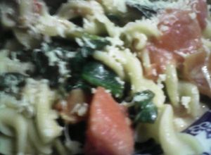 Una foto de Pasta a la margarita (espinaca, tomate, ajito)