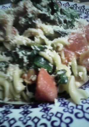 Una foto de Pasta a la margarita (espinaca, tomate, ajito)
