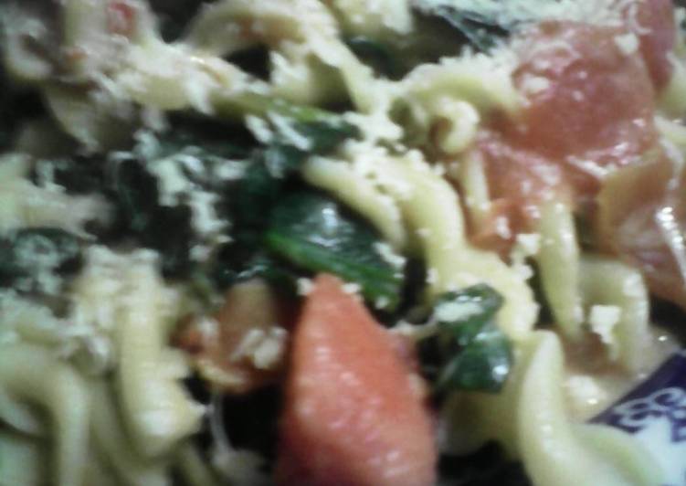 Pasta a la margarita (espinaca, tomate, ajito)