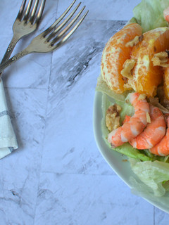 Una foto de Ensalada de naranja y langostino
