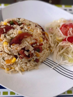 Una foto de Arroz con tocineta y maíz