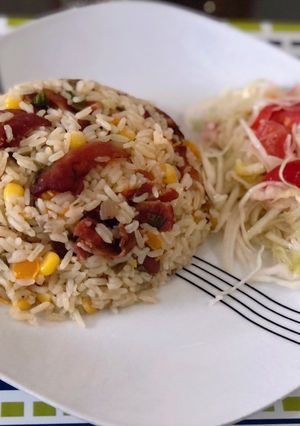 Una foto de Arroz con tocineta y maíz
