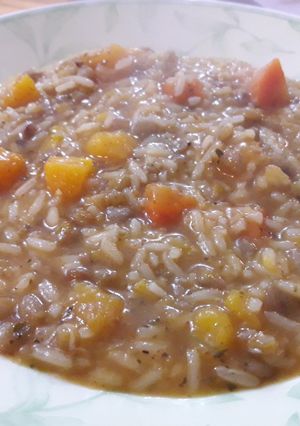 Una foto de Guiso de verduras, arroz y lentejas sin salsa de tomate