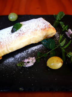 Una foto de Paquetitos de masa filo con relleno de queso y uvas blancas