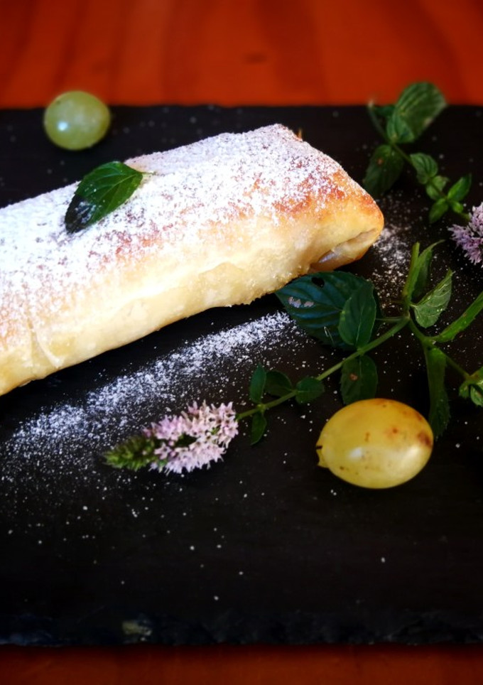 Una foto de Paquetitos de masa filo con relleno de queso y uvas blancas