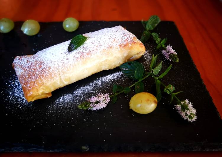 Paquetitos de masa filo con relleno de queso y uvas blancas