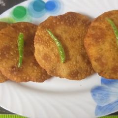A picture of Shegaon kachori.