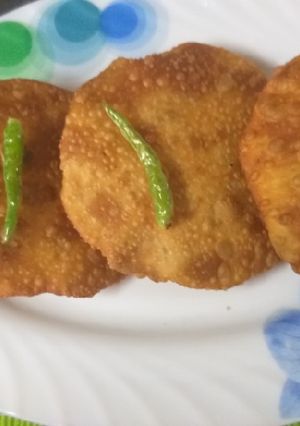 A picture of Shegaon kachori.