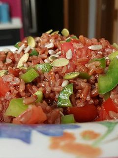Una foto de Ensalada de arroz rojo y pimiento verde