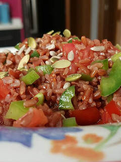Una foto de Ensalada de arroz rojo y pimiento verde