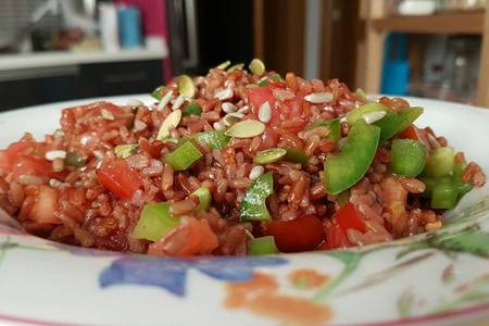 Foto principal de Ensalada de arroz rojo y pimiento verde