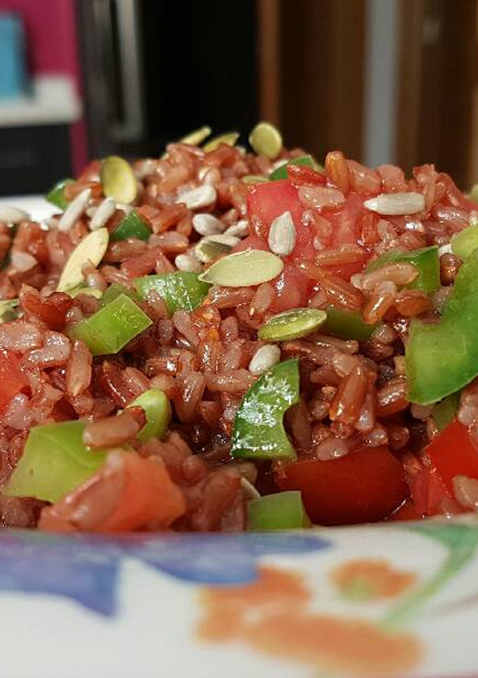 Una foto de Ensalada de arroz rojo y pimiento verde