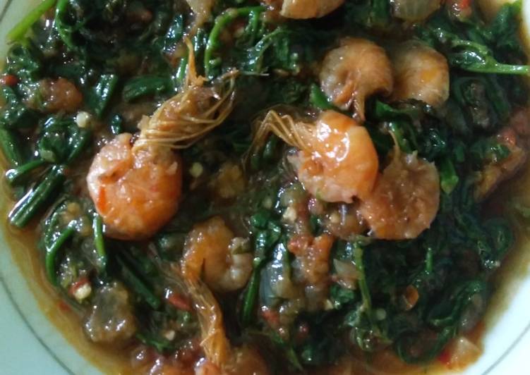 Langkah Mudah untuk Membuat Tumis pakis udang terasi Anti Gagal