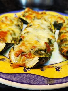 Una foto de Calabacines rellenos de verduras