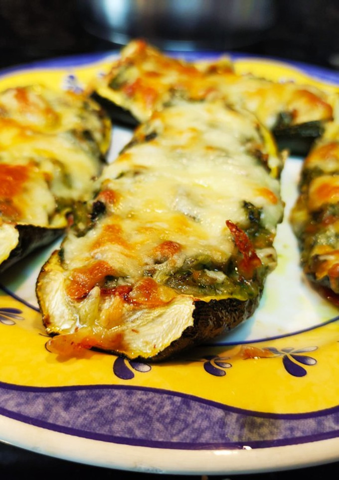 Una foto de Calabacines rellenos de verduras