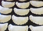 Una foto de empanada comino