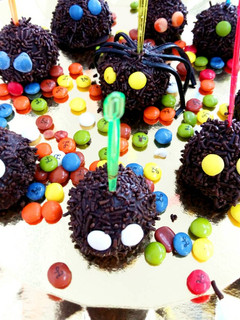 Una foto de Receta Halloween: cake pops de arañas y bichos bola