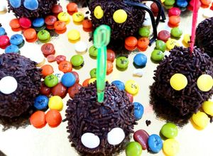 Foto principal de Receta Halloween: cake pops de arañas y bichos bola