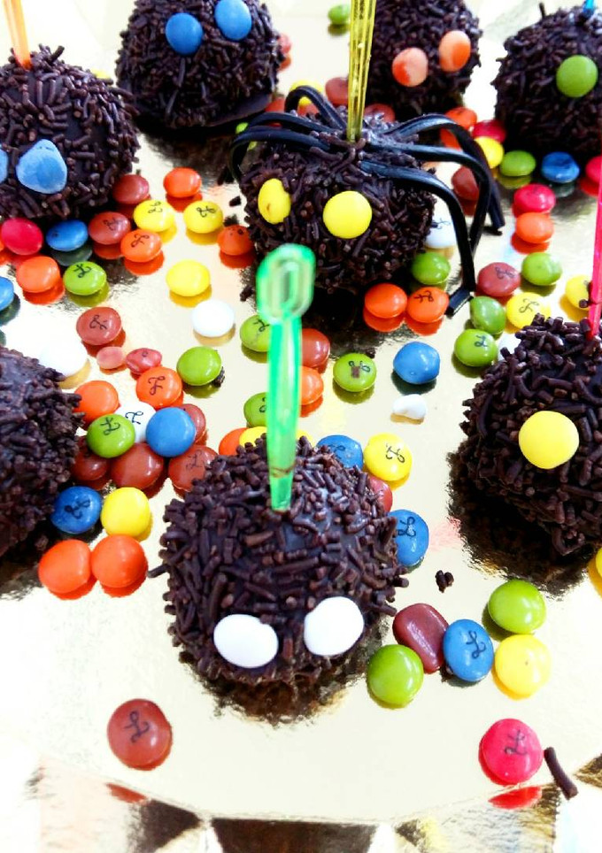 Una foto de Receta Halloween: cake pops de arañas y bichos bola
