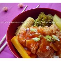 A picture of Salmon crispy with brown sauce.