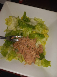 Una foto de Ensalada de atún con verduras frescas
