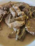 Caldereta de corder amb carxofes i alls tendres