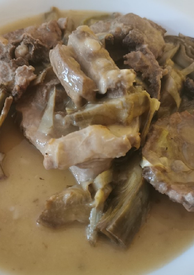 Una foto de Caldereta de corder amb carxofes i alls tendres