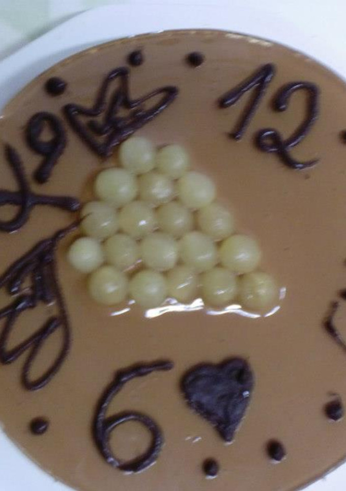 Una foto de Tarta de chocolate blanco, queso y uvas