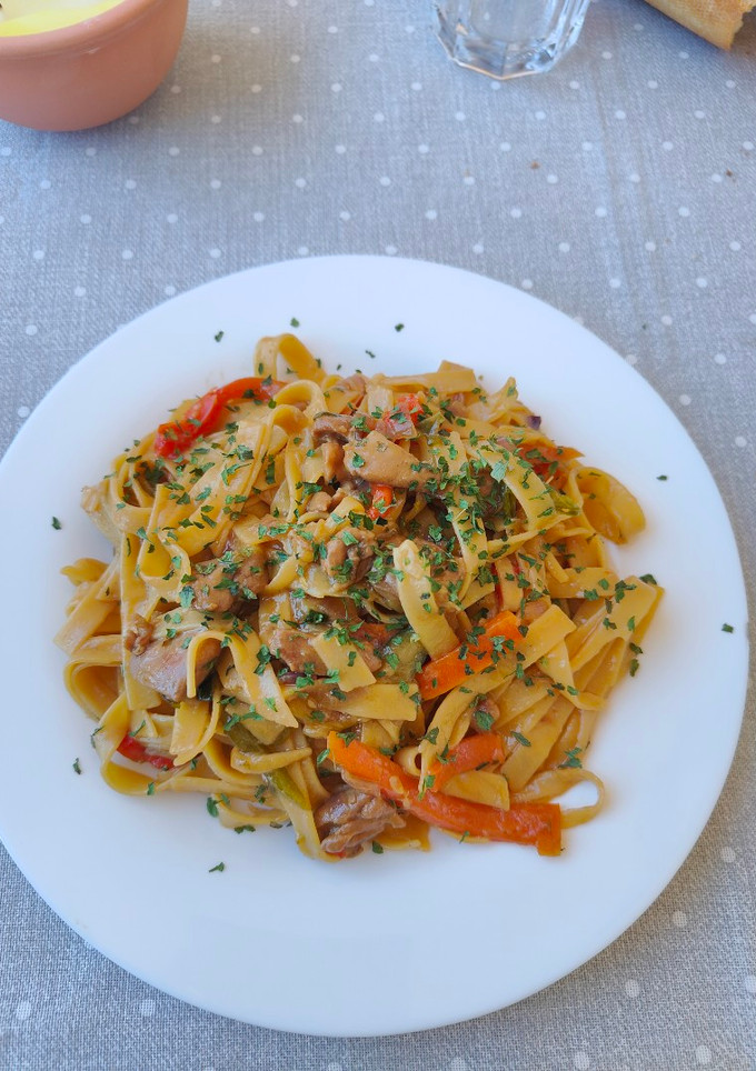 Una foto de Tallarines con Pollo Teriyaki