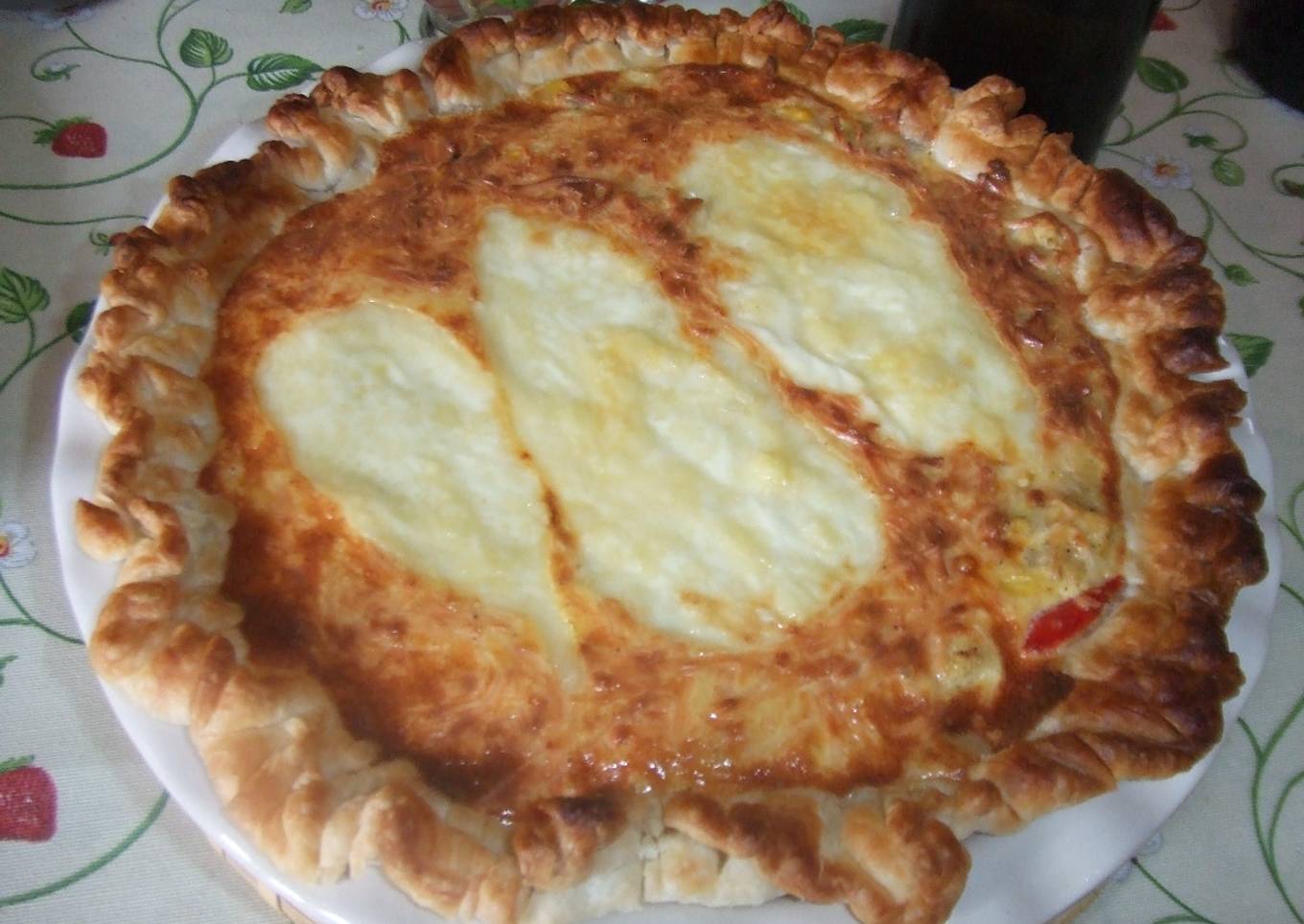 Pastel abierto de pollo, jamón y maíz