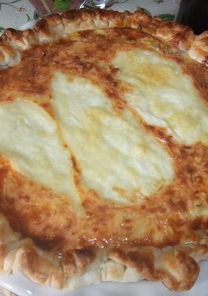 Una foto de Pastel abierto de pollo, jamón y maíz