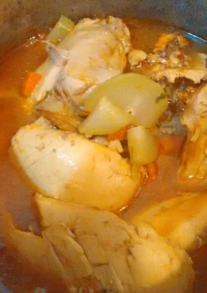 Una foto de Sopa de pollo con chile guajillo. ॐ