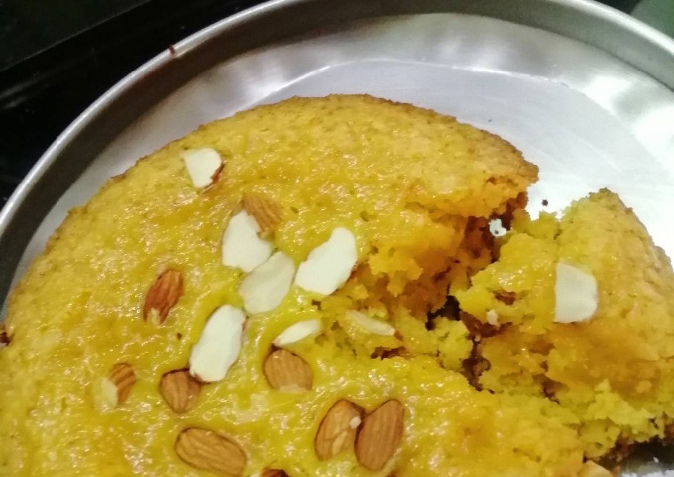 Custard cake with almonds