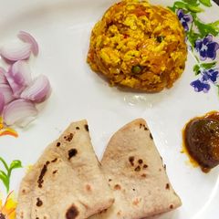 A picture of Paneer bhurji with chapati.