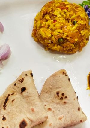 A picture of Paneer bhurji with chapati.