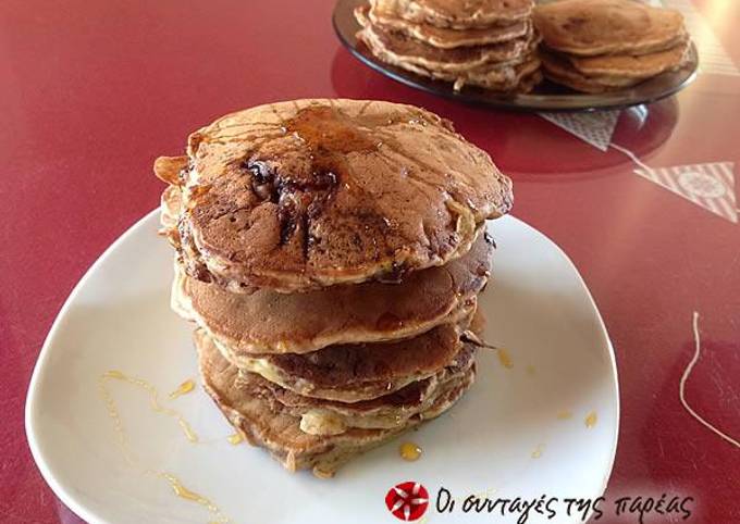 κύρια φωτογραφία συνταγής Pancakes με βρώμη, μπανάνα και πραλίνα