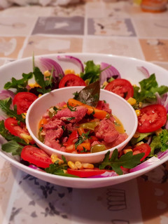 Una foto de Pavo estofado de pavo con ensalada variada🌶🥕🍗🍅