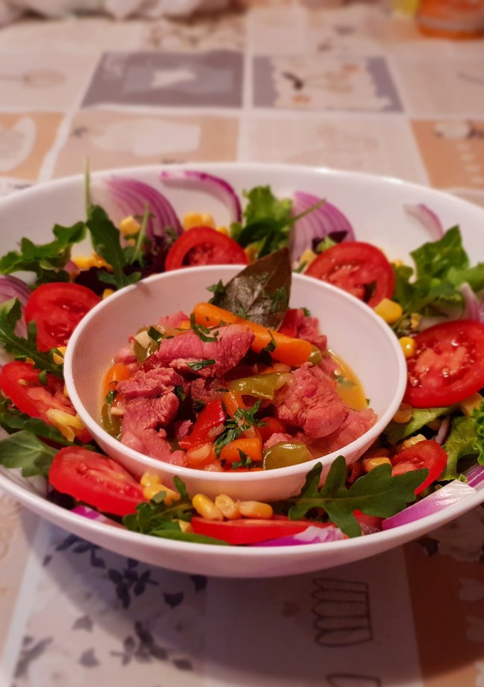 Una foto de Pavo estofado de pavo con ensalada variada🌶🥕🍗🍅
