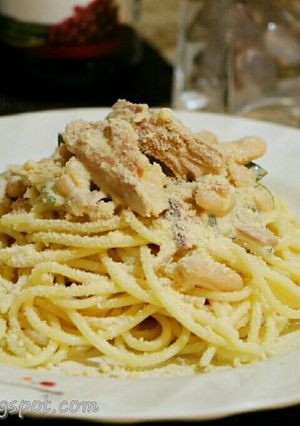 A picture of White Spaghetti with Tuna and Zucchini.
