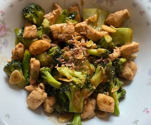 Praktis Menyajikan Brokoli Cah Ayam Yummy Mantul