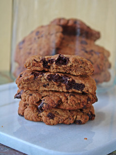 Una foto de Cookies veganas de café y chocolate