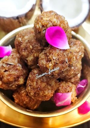 A picture of Jaggery coconut ladoo.