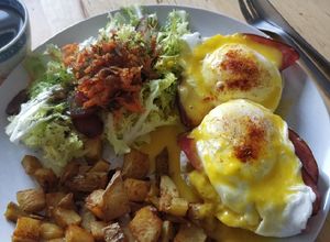 Una foto de Eggs Benedict