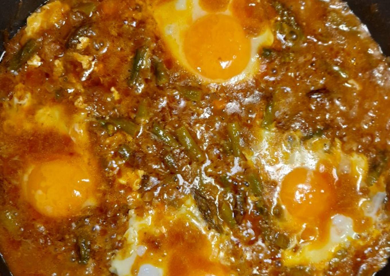 Esparragada con huevos escalfados