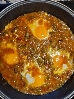 Una foto de Esparragada con huevos escalfados