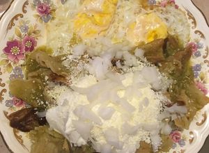 Una foto de Chilaquiles verdes con huevo