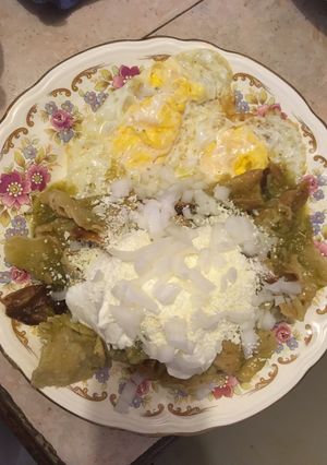 Una foto de Chilaquiles verdes con huevo