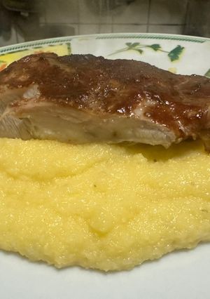 Una foto de Churrasco de cerdo con polenta cremosa